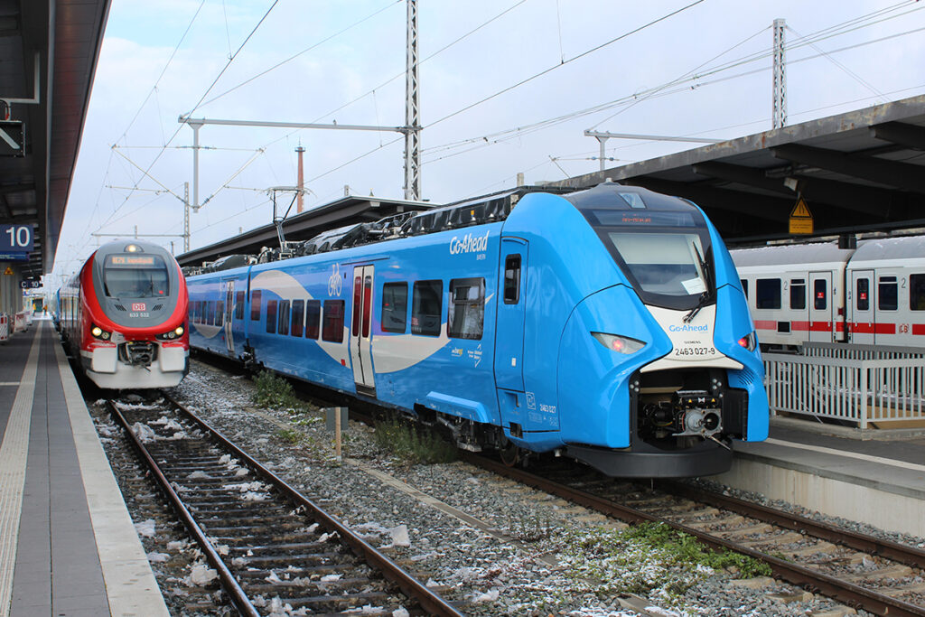 Im Augsburger Hauptbahnhof treffen zahlreiche Regionalzüge aufeinander, darunter jene von DB Regio und Go-Ahead.