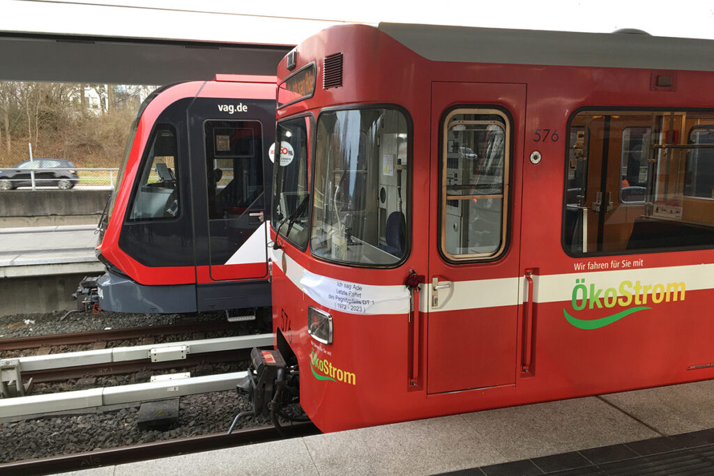 Im U-Bahnhof Scharfreiterring wurde der letzte DT1-Langzug der VAG Nürnberg am 14. Januar 2023 verabschiedet. Dahinter ein moderner Nachfolger des Typs G1.