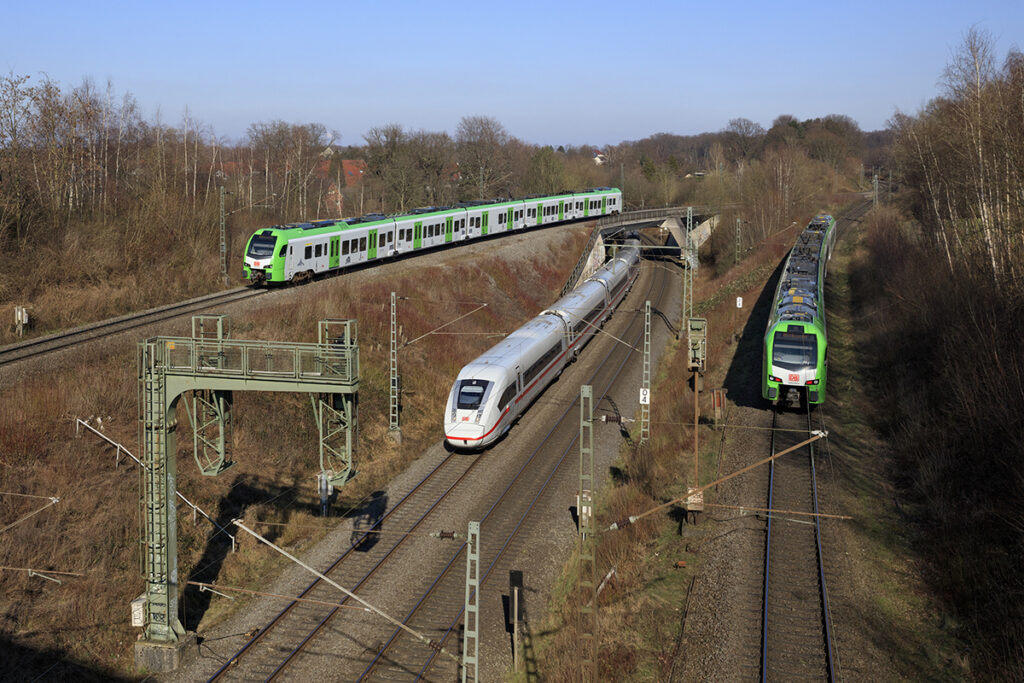 Zwischen Dortmund und Witten treffen zwei S-Bahn-FLIRT von DB Regio auf den DB-Fernverkehr mit ICE 4.