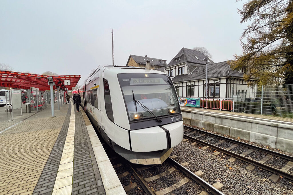 Seit Ende 2020 fährt der INTEGRAL bei der Regiobahn im S-Bahn-Verkehr zwischen Neuss, Düsseldorf und Wuppertal: VT 104 hat am 29. November 2022 den Bahnhof Mettmann Stadtwald erreicht.