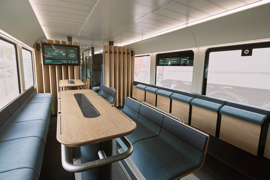 Der neue Ideenzug der DB-Tochter Südostbayernbahn bietet unter anderem einen „Stammtisch“, an dem sich gesellige Reisende in lockerer Runde treffen können.