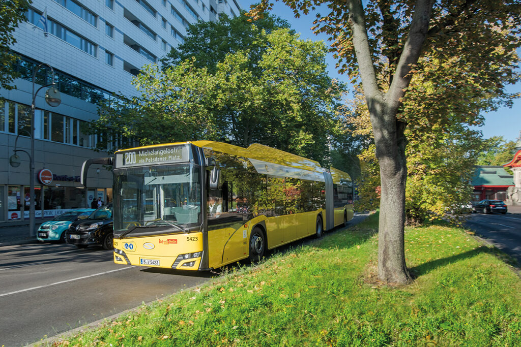 Die Berliner Verkehrsbetriebe (BVG) setzen eine der größten E-Bus-Flotten Deutschlands ein, darunter viele Fahrzeuge des Herstellers Solaris.