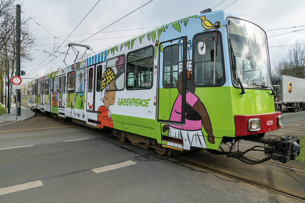 Die Düsseldorfer Stadtbahn 4226 ist mit bunten Greenpeace-Motiven beklebt.
