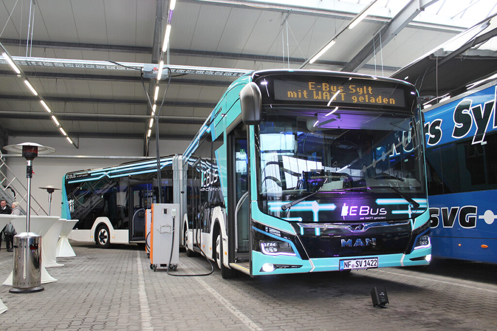 Neben zwei Solobussen kommen auch vier Gelenkzüge des Typs MAN Lion’s City 18 E zum Einsatz.
