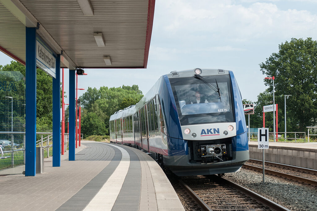 Seit dem 20. August 2023 fahren die Coradia Lint der AKN auf der neuen Linie A 2 durchgehend von Neumünster über Ulzburg Süd nach Norderstedt Mitte.
