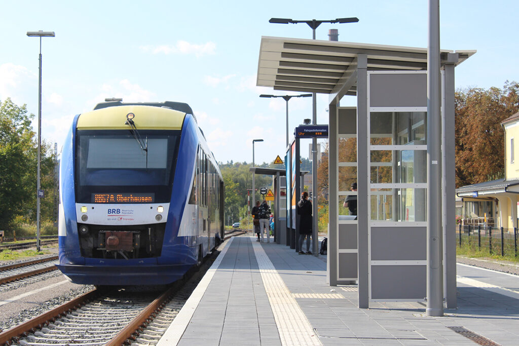 Zwischen Weilheim und Schongau (im Bild) pendeln bereits moderne Coradia Lint der Bayerischen Regiobahn (BRB). Fahren sie über Schongau hinaus bald weiter nach Landsberg?
