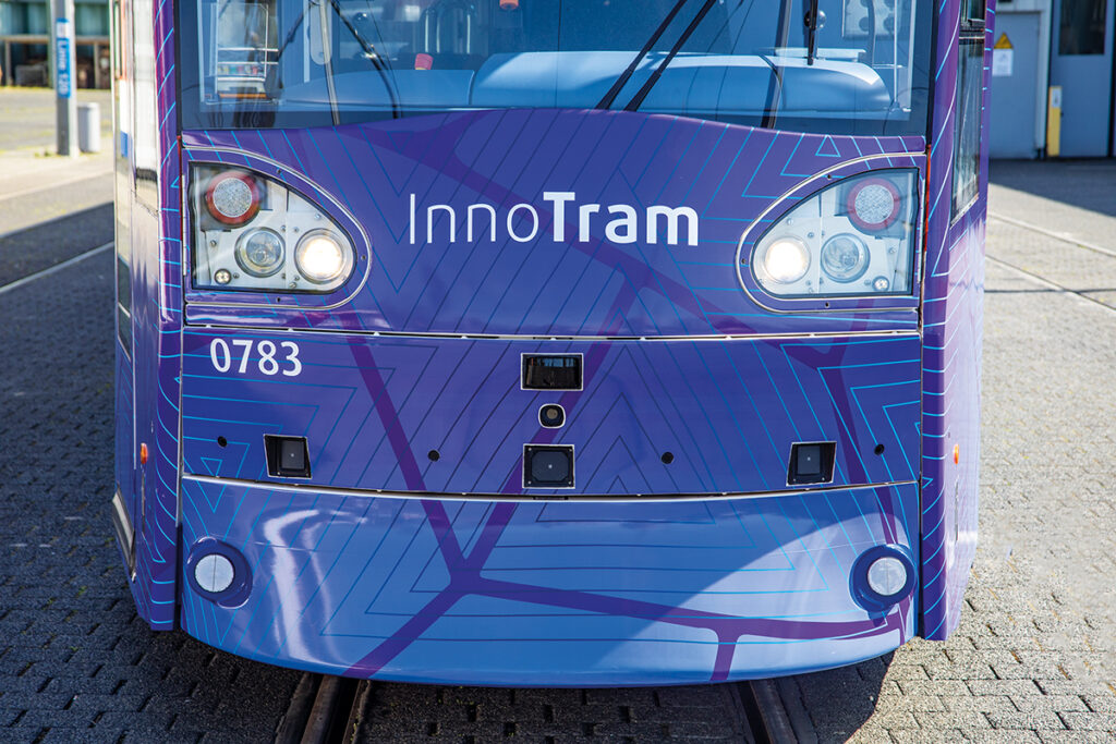 Aus der MAAS-Straßenbahn wurde die InnoTram: Mit der neu beklebten Einheit soll jetzt das teleoperierte Fahren unter anderem im Betriebshof intensiver erprobt werden.