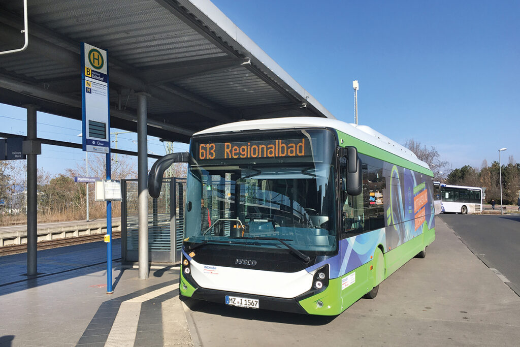 Im Bahn-Bus-Knoten Ingelheim kann barrierefrei vom Stadtbus in die Nahverkehrszüge umgestiegen werden.