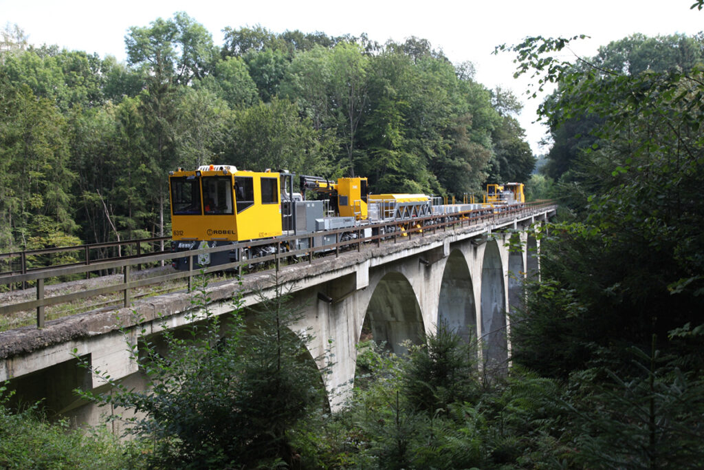 Die Strecke der Chiemgauer Lokalbahn, hier der Ameranger Viadukt, verfügt über beste Voraussetzungen für Rundumtests von Gleisbaumaschinen.