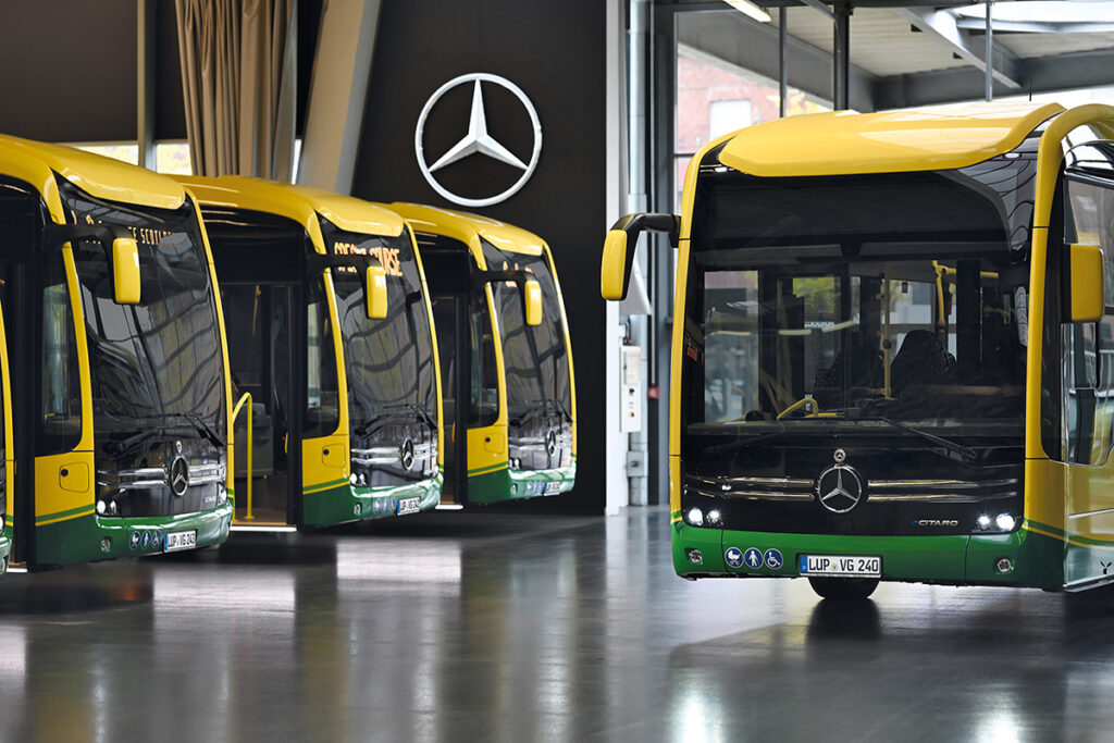 Die 45 neuen eCitaro für die Verkehrsgesellschaft Ludwigslust-Parchim sind in Schwefelgelb und Minzgrün lackiert.