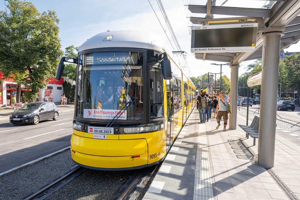 Die Eröffnungsbahn der BVG fährt am 9. September 2023 in die neue Zwischenhaltestelle Alt-Moabit/Rathenower Straße ein.