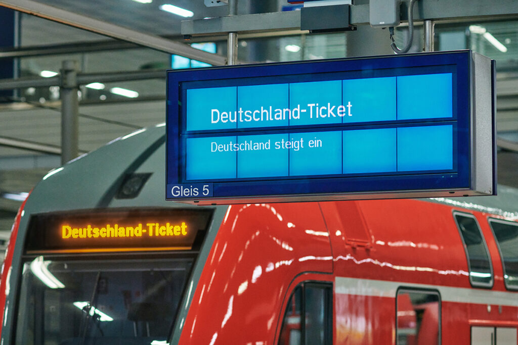 Vom Deutschland-Ticket wurden bis Ende August 2023 rund elf Millionen Abos verkauft.
