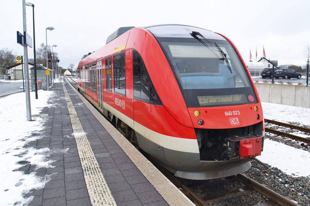 Einteiliger Lint von DB Regio: Am 7. Februar 2013 hat 640 023 den Endpunkt Brilon Stadt erreicht, gleich geht es zurück nach Dortmund.