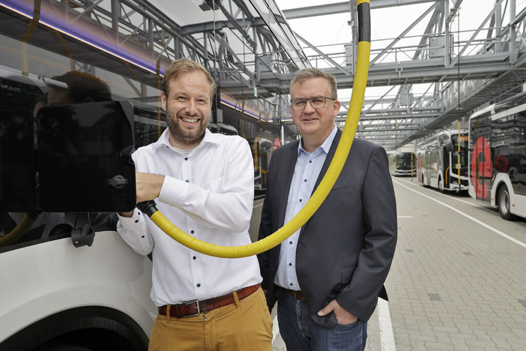 Hamburgs Verkehrssenator Anjes Tjarks (Die Grünen) und Dr. Lorenz Kasch, Geschäftsführer der Verkehrsbetriebe Hamburg-Holstein GmbH (VHH), eröffneten den neuen E-Betriebshofs in Billbrook.