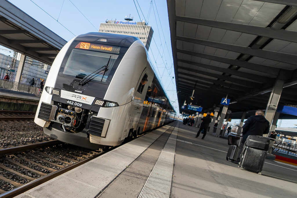 Attraktive Angebote sind da, „nur“ an der Finanzierung mangelt es: Rhein-Ruhr-Express (RRX) im Essener Hauptbahnhof.
