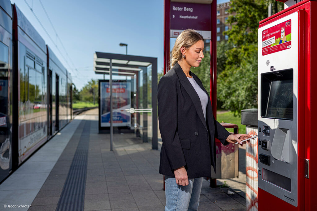 Scheidt & Bachmann liefert neue Ticketautomnaten nach Erfurt, an denen ausschließlich bargeldlos bezahlt werden kann.