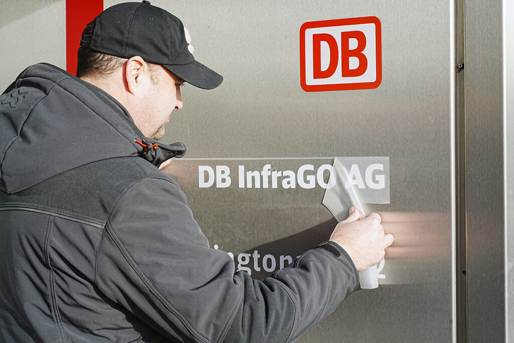 Das erste Namensschild der neuen DB InfraGO AG wurde am 27. Dezember 2023 am Berliner Hbf angebracht.