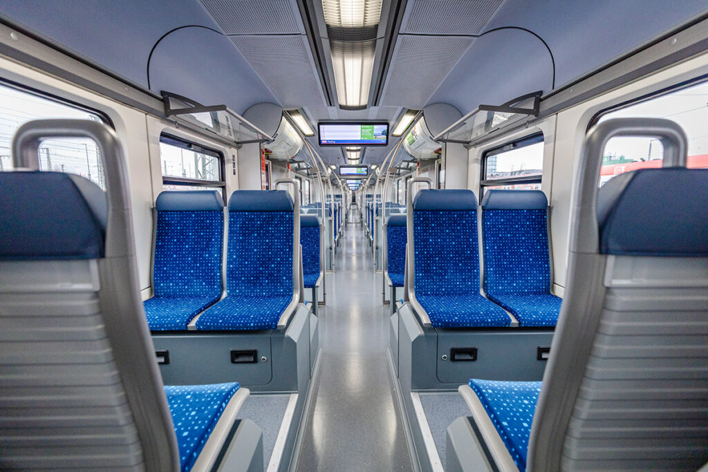 Die modernisierten S-Bahnen der Baureihe 424 sind unter anderem mit neuen Sitzpolstern, Trennscheiben und Gepäckablagen ausgestattet.