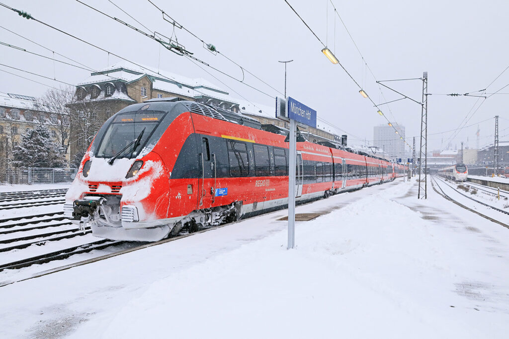 Zwei Triebzüge der Baureihe 442 von DB Regio verlassen gemeinsam den Bahnhof München auf ihrer Fahrt ins Werdenfelser Land.