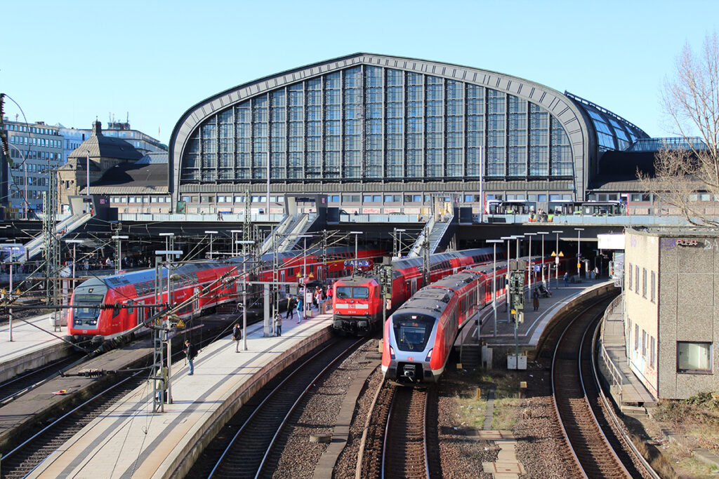 Im Hamburger Hauptbahnhof fährt der Hanseexpress (RE 1) nach Schwerin und Rostock ab.