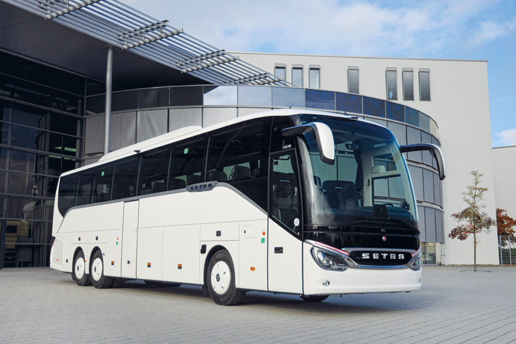 Der 10.000. Setra-Reisebus der 500er-Baureihe ist ein 13,1 m langer Dreiachser der ComfortClass mit 48 Sitzen.