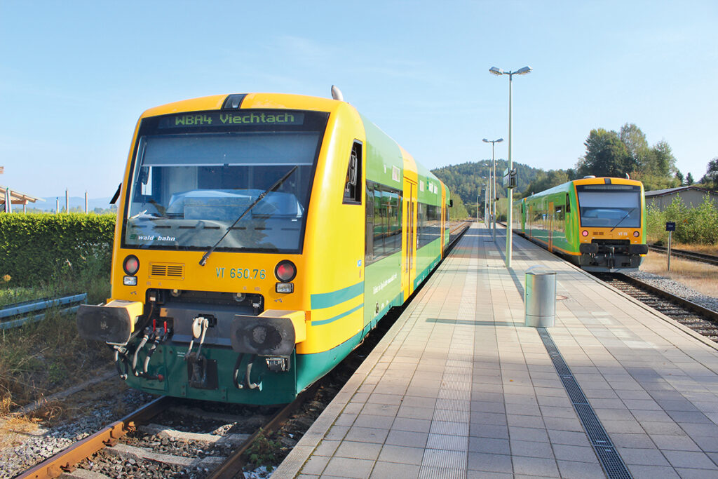 Derzeit ist das Unternehmen „Die Länderbahn (DLB)“ mit Dieseltriebwagen im Bayerischen Wald unterwegs, hier in Gotteszell.