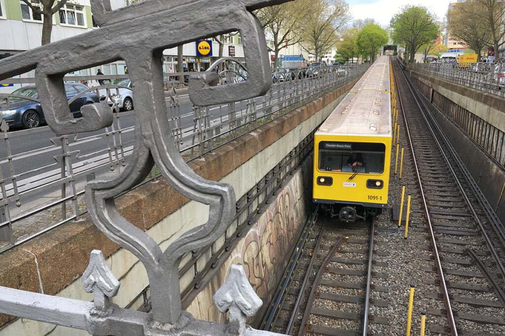Nicht nur Straßenbahnen und Busse, auch die U-Bahnen der BVG sind in Verkehrsgelb lackiert.