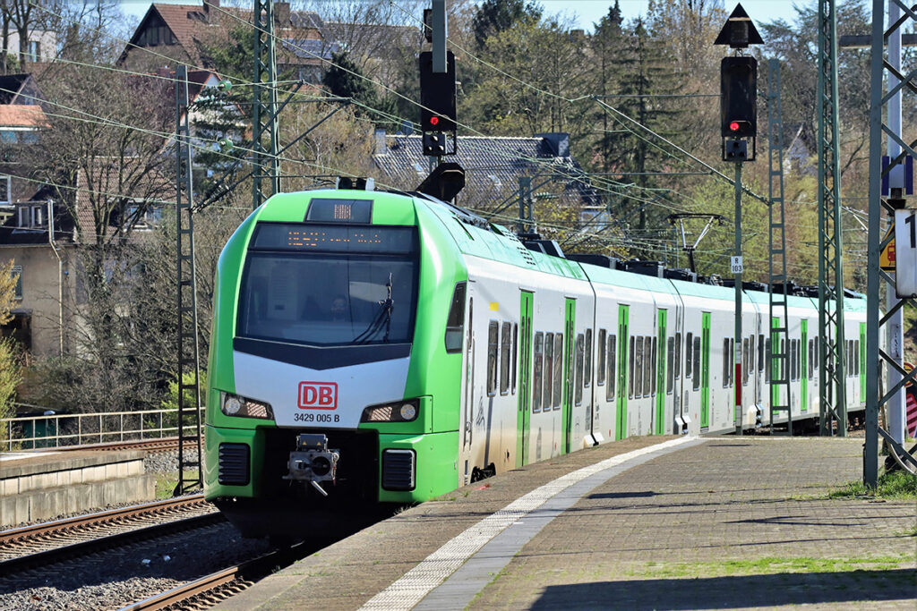 DB Regio setzt auf dem RE 41 Stadler FLIRT 3XL ein.