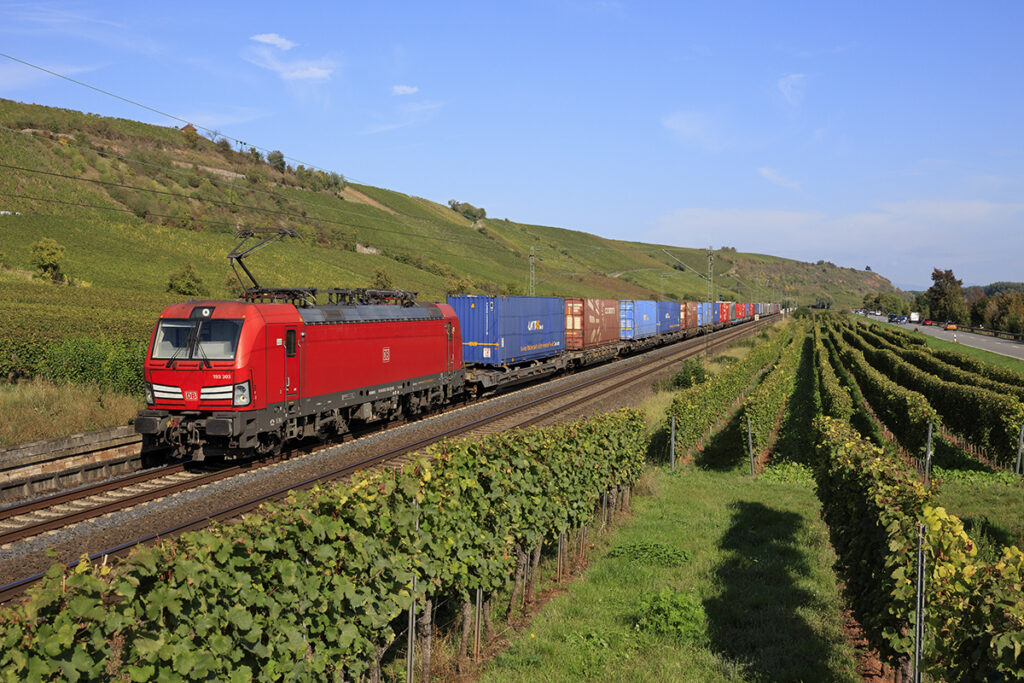 Nahe Nierstein rollt ein Güterzug in Richtung Schweiz.