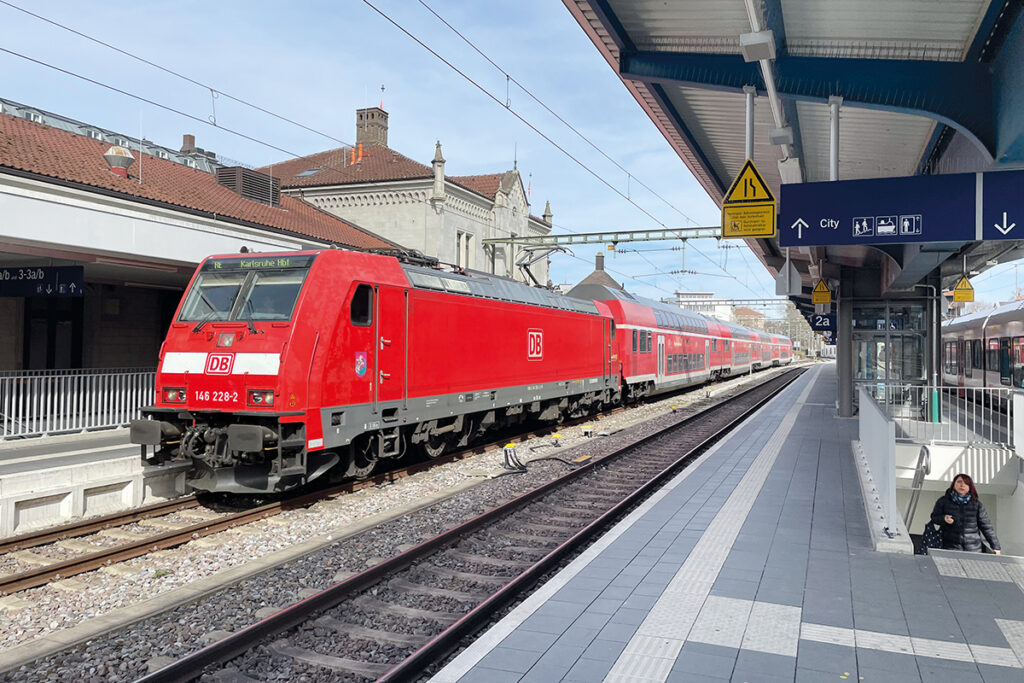 Zwischen Karlsruhe und Konstanz (im Bild) fahren auch weiterhin die roten Doppelstockzüge von DB Regio.