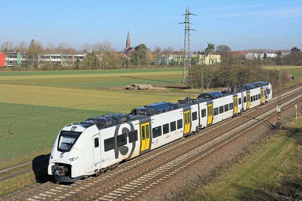 Ein Triebwagen der Baureihe 463 „Mireo“ der S-Bahn
Rhein-Neckar als S 9 bei Graben-Neudorf.
