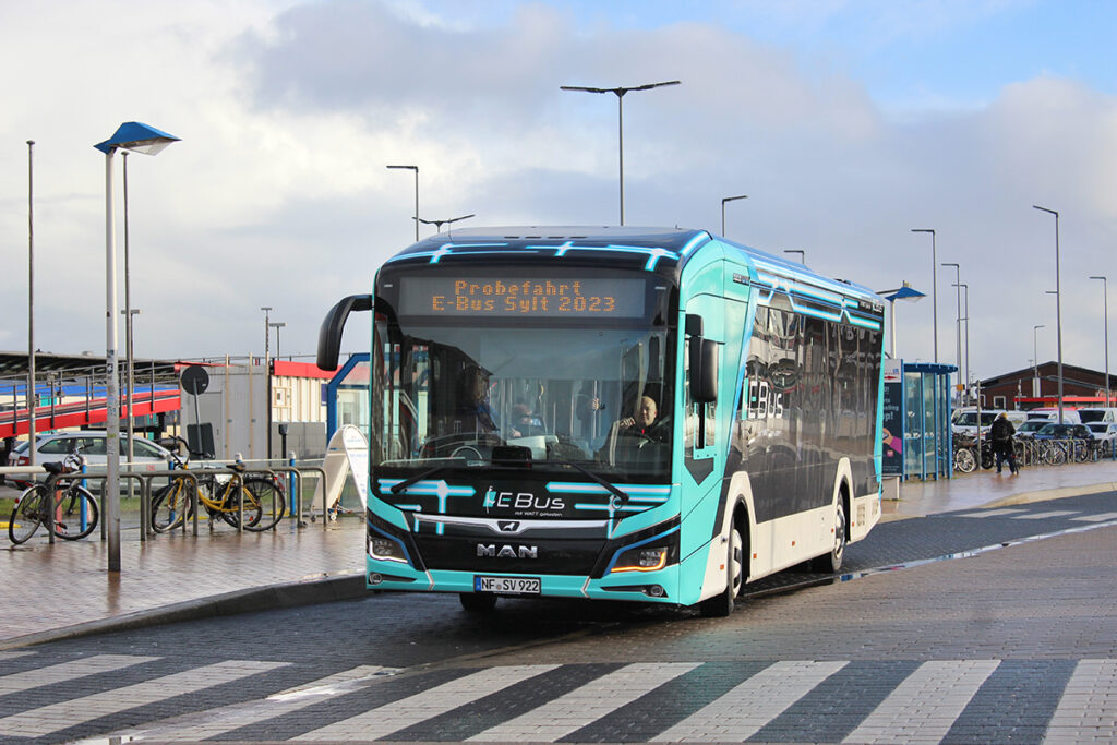 Auf der Nordseeinsel Sylt lösen MAN-Elektrobusse den vorhandenen Linienbusfuhrpark schrittweise ab.