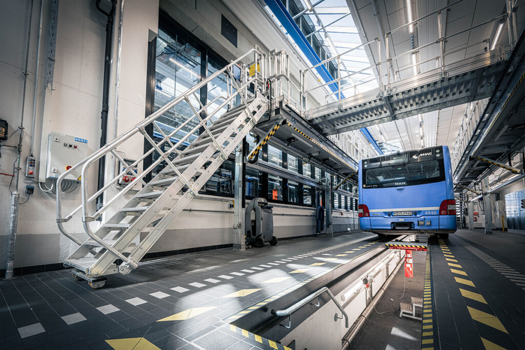 Die Arbeitsbühnen der Munk Günzburger Steigtechnik sorgen für Effizienz und Sicherheit bei der Wartung von Bussen.