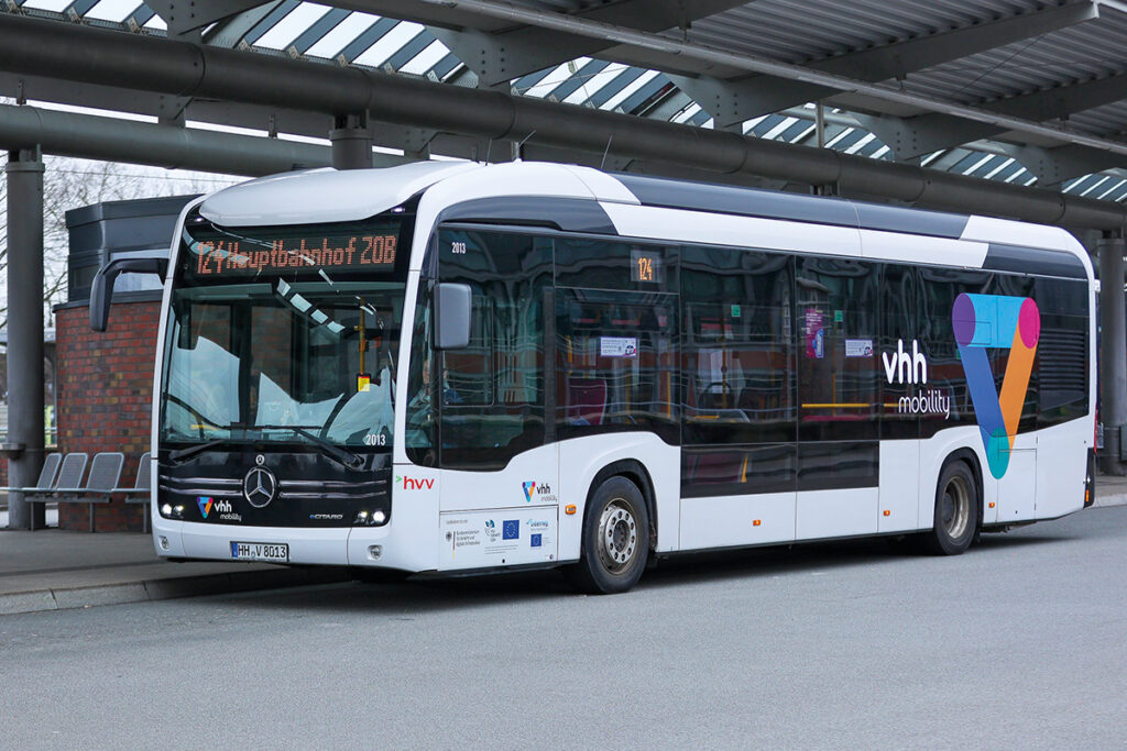 Ein Bus wurde bereits in den neuen vhh.mobility-Farben gestaltet.
