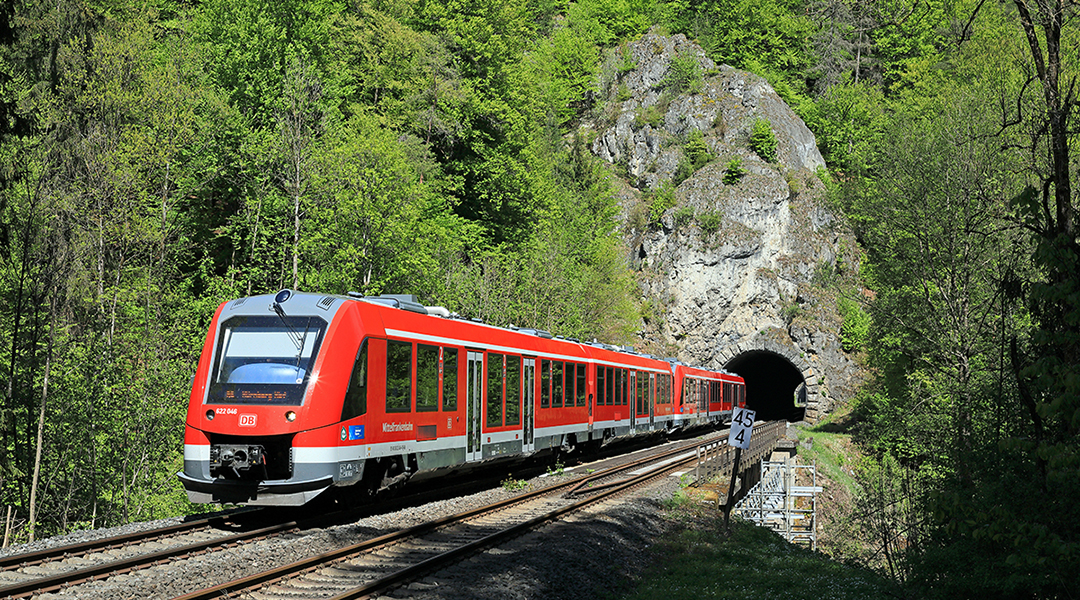 Zwei Triebzüge der Baureihe 622 fahren im Pegnitztal.