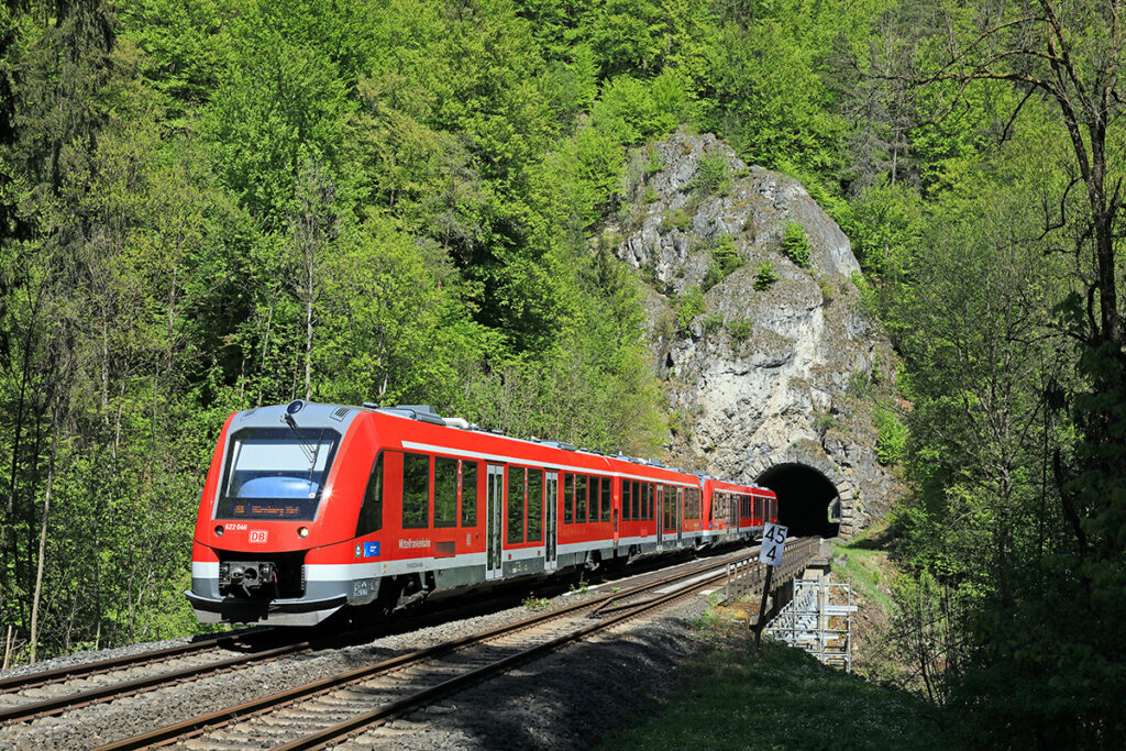 Zwei Triebzüge der Baureihe 622 fahren im Pegnitztal.