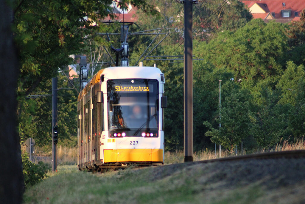 Die Mainzer Tram 227 erklimmt den Lerchenberg.