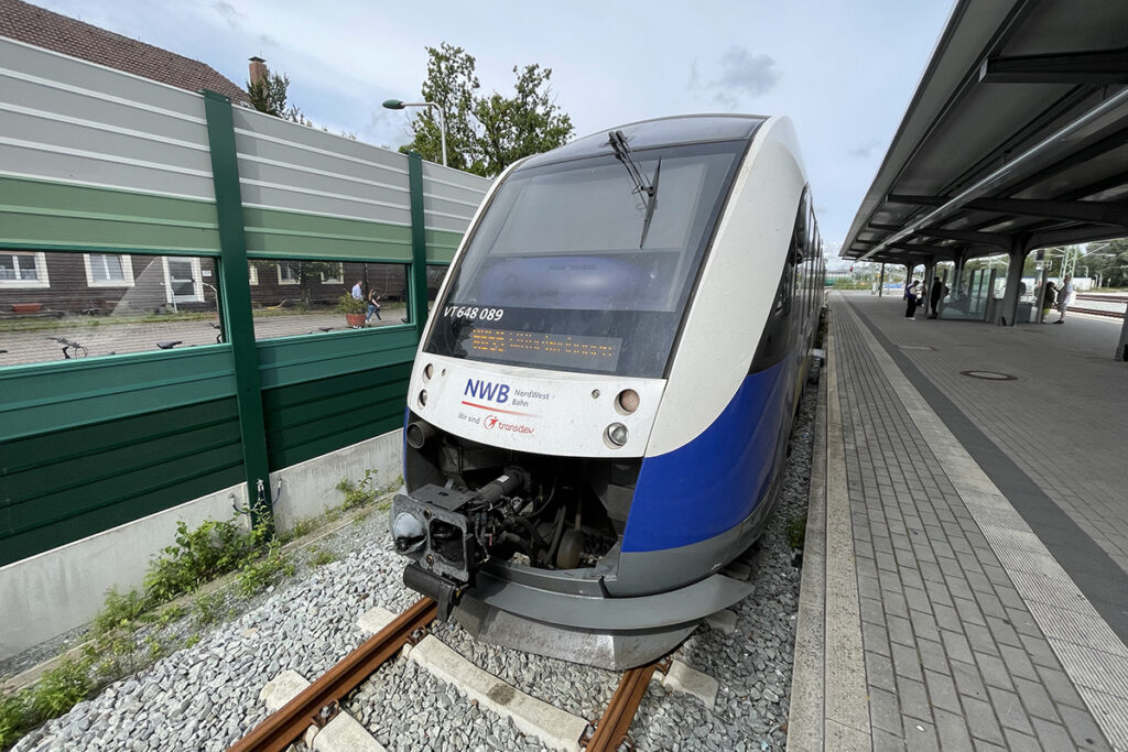Ein Triebzug vom Typ Coradia Lint des Betreibers NordWestBahn (NWB) im Bahnhof Sande.