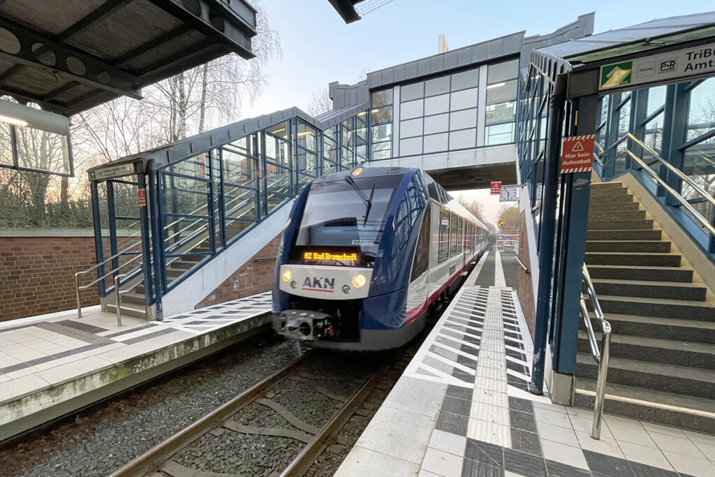 Ein Zug steht im Bahnhof Norderstedt Mitte auf einem Gleis.