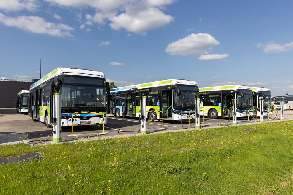 Mehrere Elektrobusse stehen an Ladesäulen in Königsbrunn.