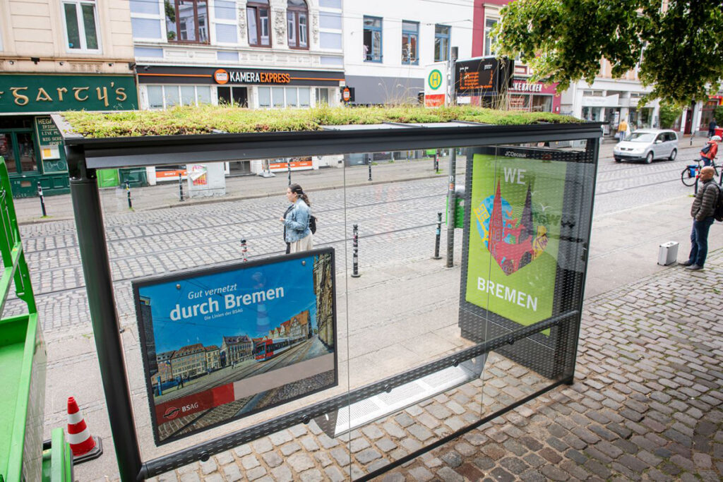 Ein Fahrgast-Unterstand in Bremen mit Gras auf dem Dach.
