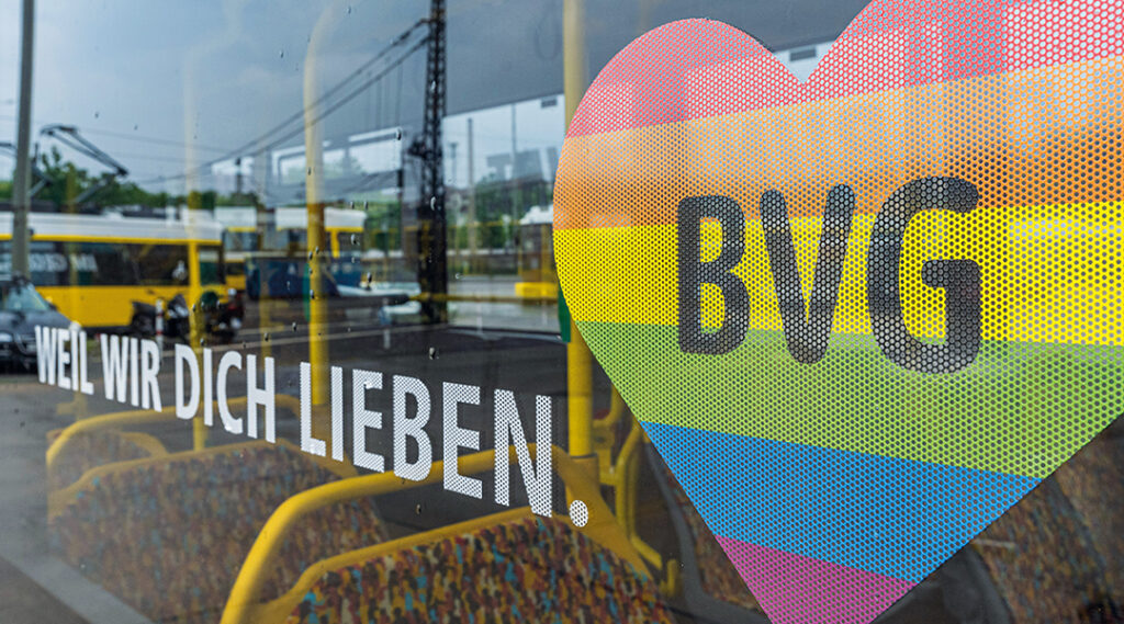 Berlin: BVG unter dem Regenbogen