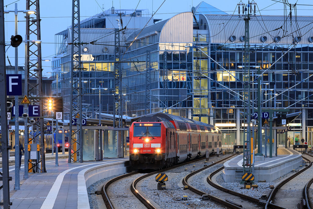 Im Bahnhof München steht ein Zug nach Mühldorf an einem Bahnsteig.