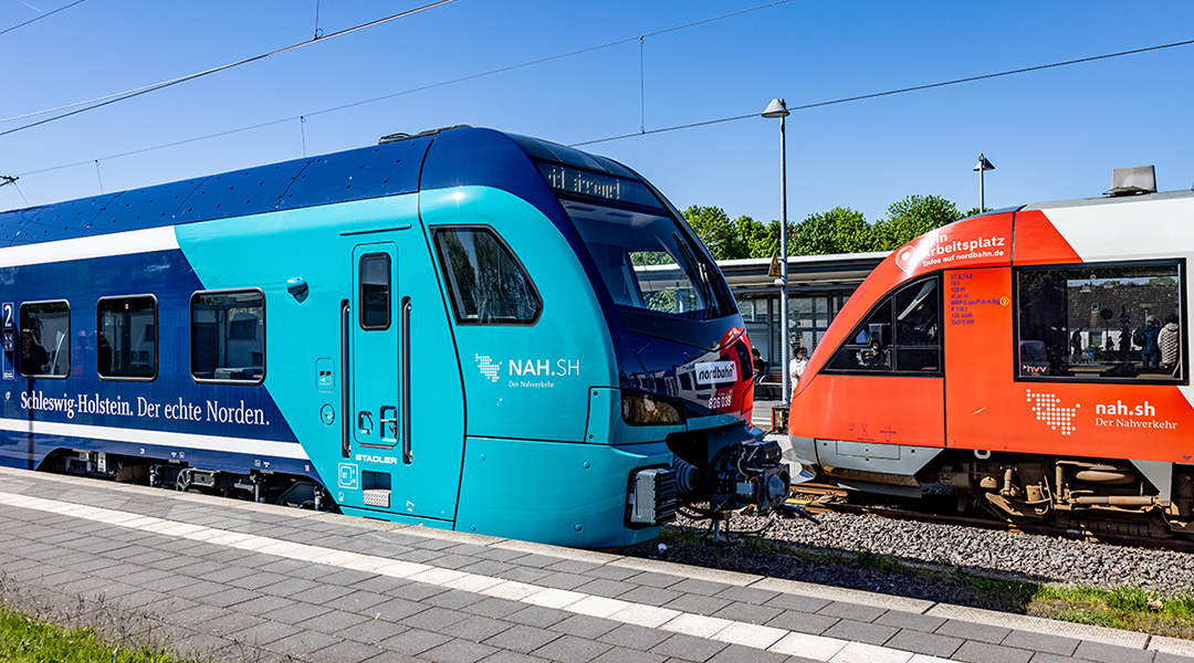 Zwei Züge der nordbahn im Bahnhof Heide (Holstein).