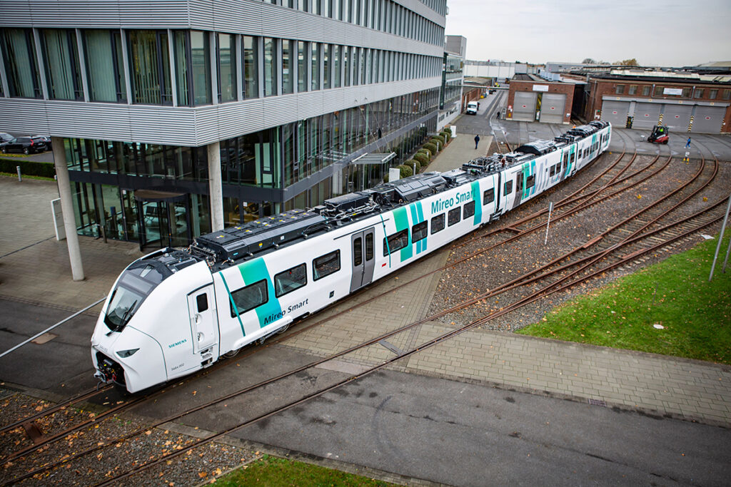Ein Zug mit dem Namen Mireo Smart steht auf einem Gleis.