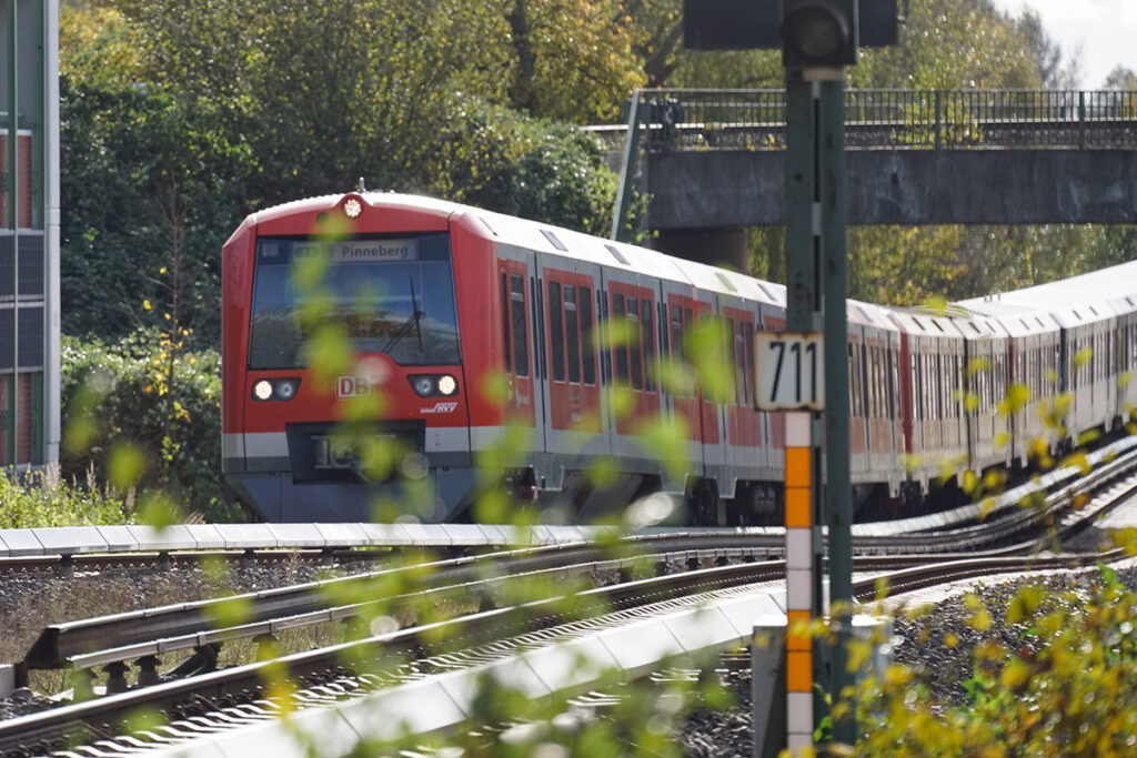 Ein S-Bahn-Triebzug fährt auf einem Gleis in Hamburg.