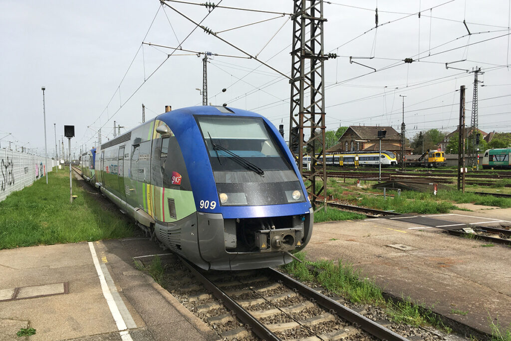 Ein Triebzug aus Frankreich fährt auf Schienen in Offenburg.