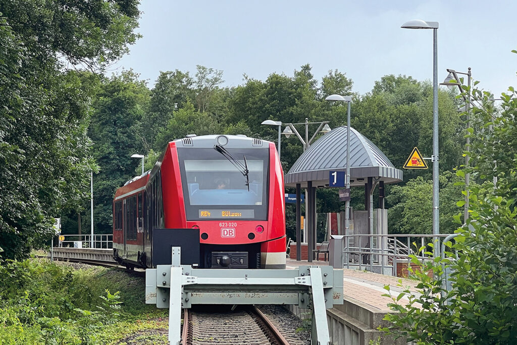 Ein Zug von DB Regio hält am Bahnsteig in Ueckermünde.