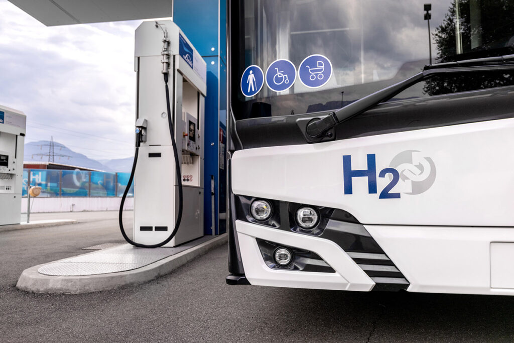 Ein Wasserstoff-Bus steht an einer Tankstelle.