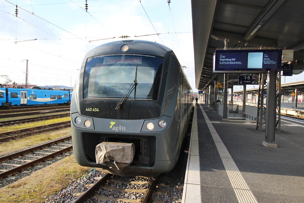 Ein Zug von agilis im Bahnhof Donauwörth.
